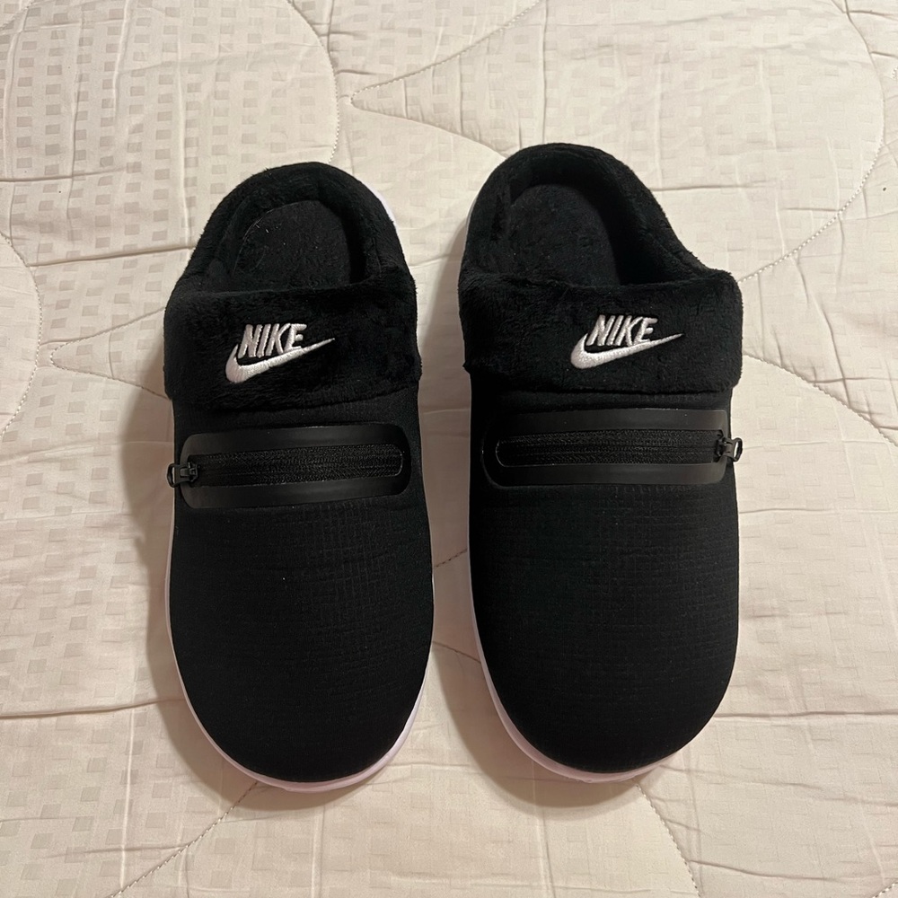 Nike slippers size 9.5